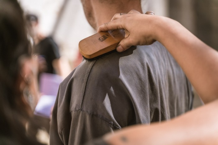 Así trabaja el equipo de vestuario